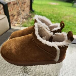 Koolaburra  by UGG brown and white girls boots with plush faux fur Lining